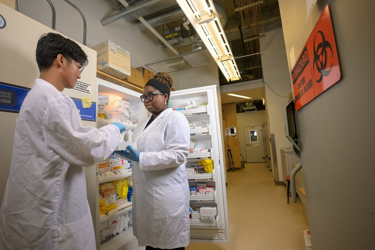 Two Biomed U-RISE students in the lab