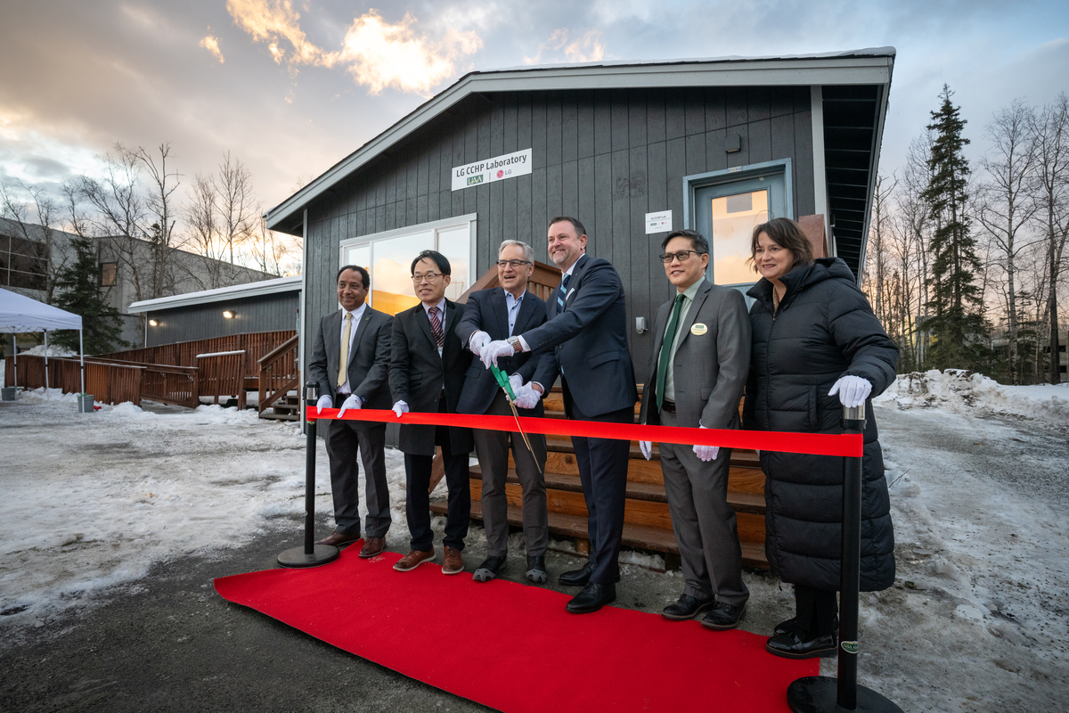 Chancellor Sean Parnell and Senior Vice President leading HVAC innovation at LG Air Conditioning Technologies USA Steven R. Scarbrough are joined by UAA COE faculty and representatives from LG during the ribbon cutting for the UAA College of Engineering's LG Cold Climate Heat Pump Lab.